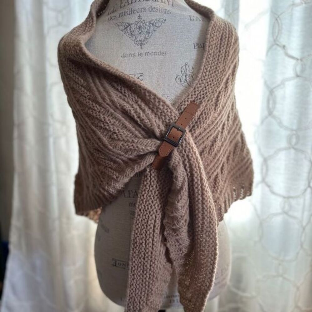triangle shawl cable knit wrap with PU leather buckle